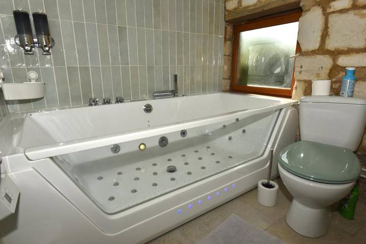 Location de vacances pour 4 personnes, avec balcon ainsi que vue et jardin à Vadencourt