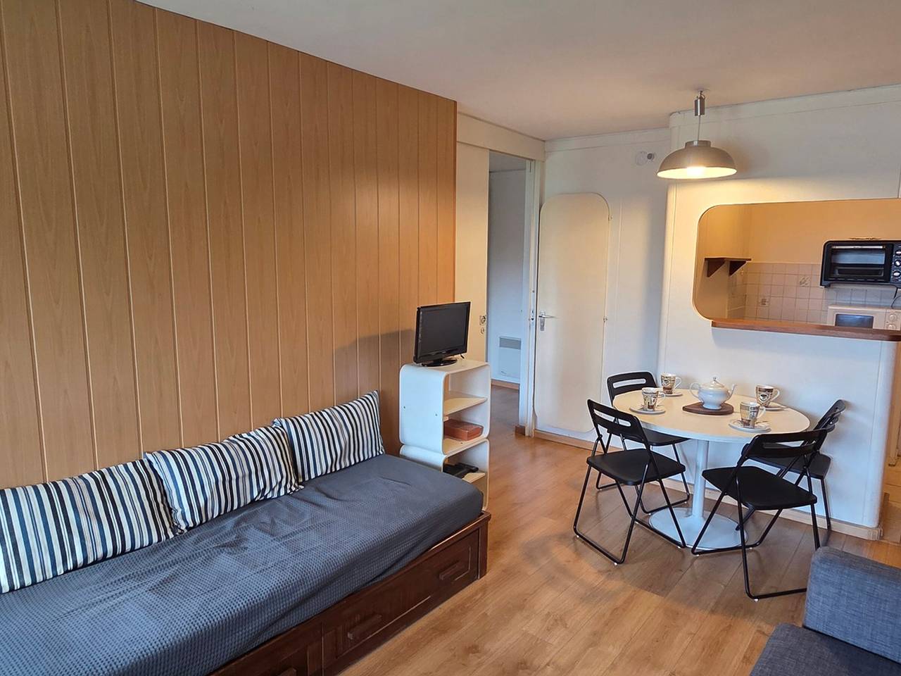 Entire apartment, 4-person Apt, ski-in/ski-out, Wifi, balcony, near Village des Enfants in Morzine, Les Portes du Soleil