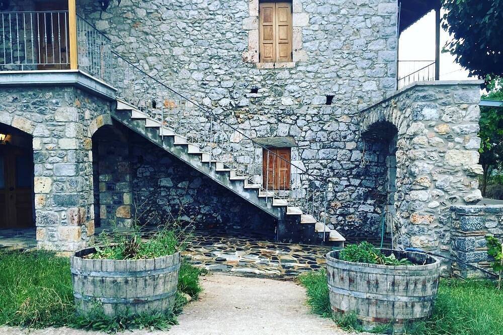 Entire apartment, Stefania's Stonebuilt House, mountain Parnon, Karyes Lakonias in Peloponnese region