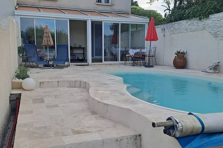 Location de vacances pour 2 personnes, avec terrasse et jardin à Vedène