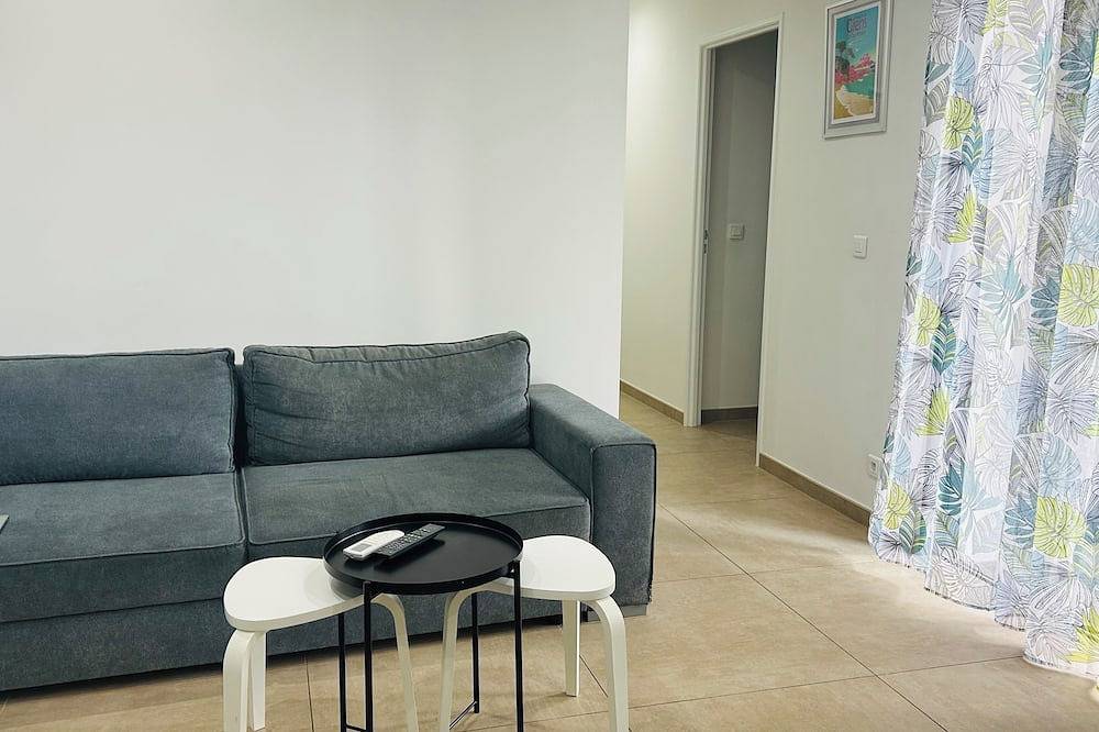 Appartement entier, Charmant bas de villa entre mer et campagne au calme absolu in La Crau, Côte méditerranéenne (France)