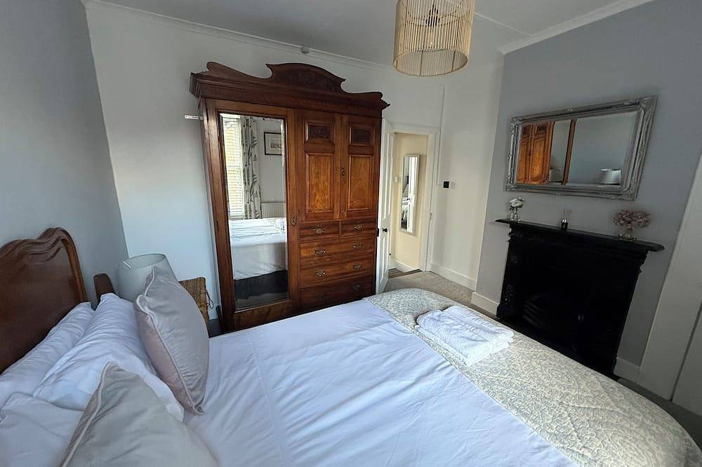Charming 2 bed cottage in the heart of Canterbury with parking nearby in Kent