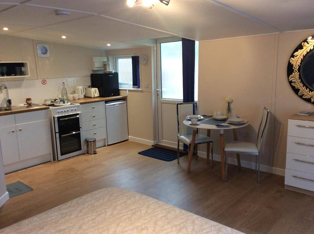 Old Ningwood Station Bed & Breakfast, Ningwood, Isle of Wight Po41 0Tg in Shalfleet, Isle of Wight