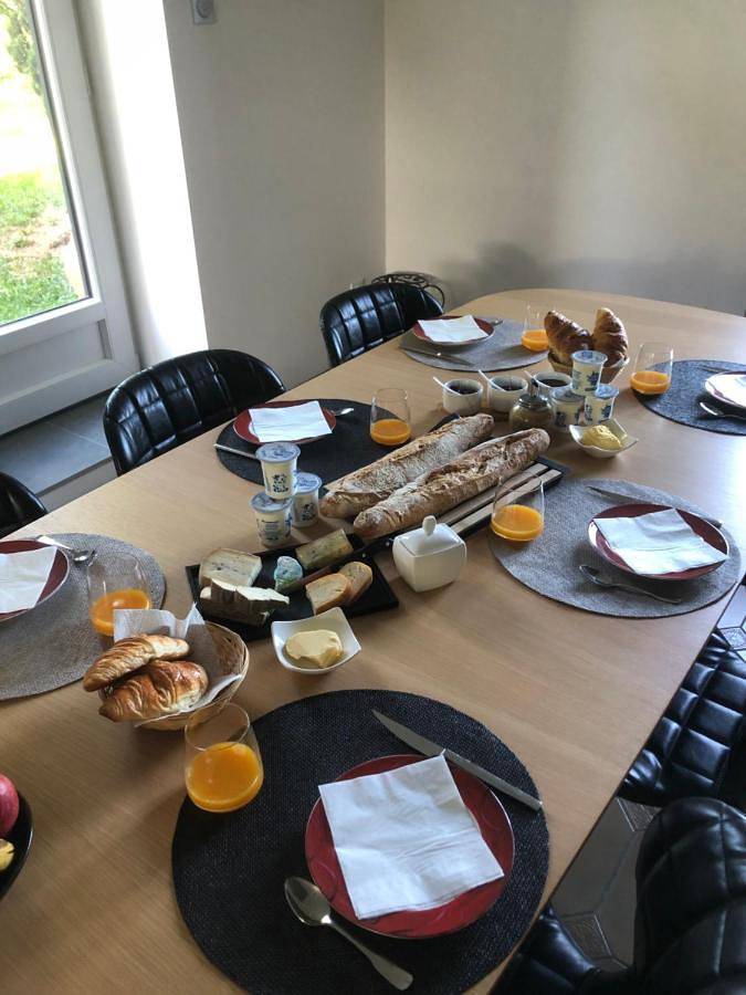 Chambre d’hôte pour 2 personnes, avec terrasse et vue ainsi que piscine et jardin dans le Puy-de-Dôme - 2
