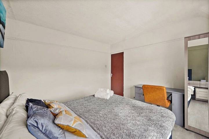 Spacious House with Parking & Garden - Sleeps 7 in Kent