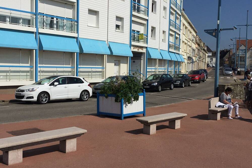 Entire apartment, Le Portel beach 50m from the sea, 2 bedrooms, with terrace, garden, garage in Le Portel, Boulogne-sur-Mer region