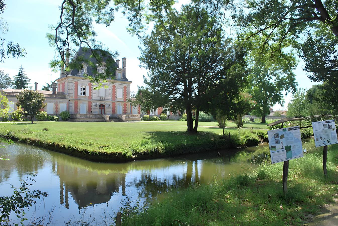 Le Gîte De Saint Ahon – Unique Stay in a Historic Château near Bordeaux in Blanquefort, Bordeaux region