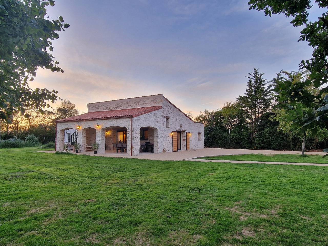 Gîte Vendée avec Spa et Terrasse in Les Pineaux, Région de La Roche-sur-Yon