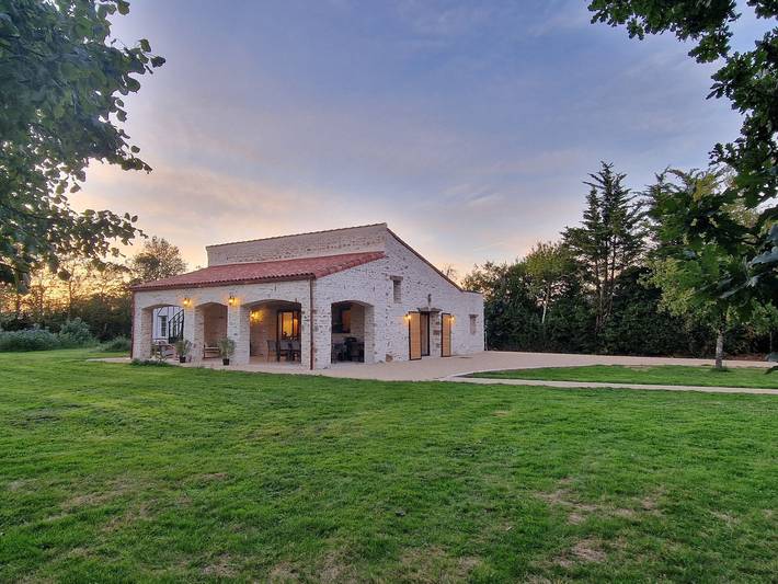 Gîte pour 4 personnes, avec jardin et piscine ainsi que terrasse et jacuzzi en Vendée - 2