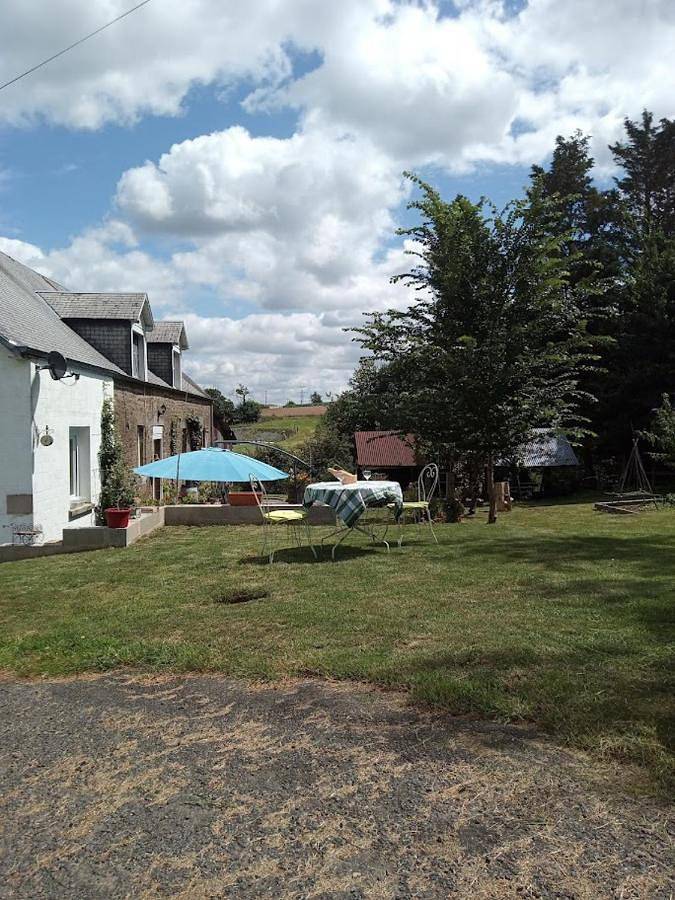 Chambre d’hôte pour 4 personnes, avec Terrasse et Jardin ainsi que Piscine et Vue