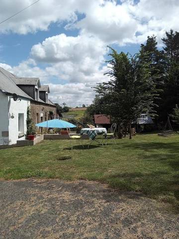 Chambre d’hôte pour 4 personnes, avec jardin ainsi que piscine et vue à Lapenty