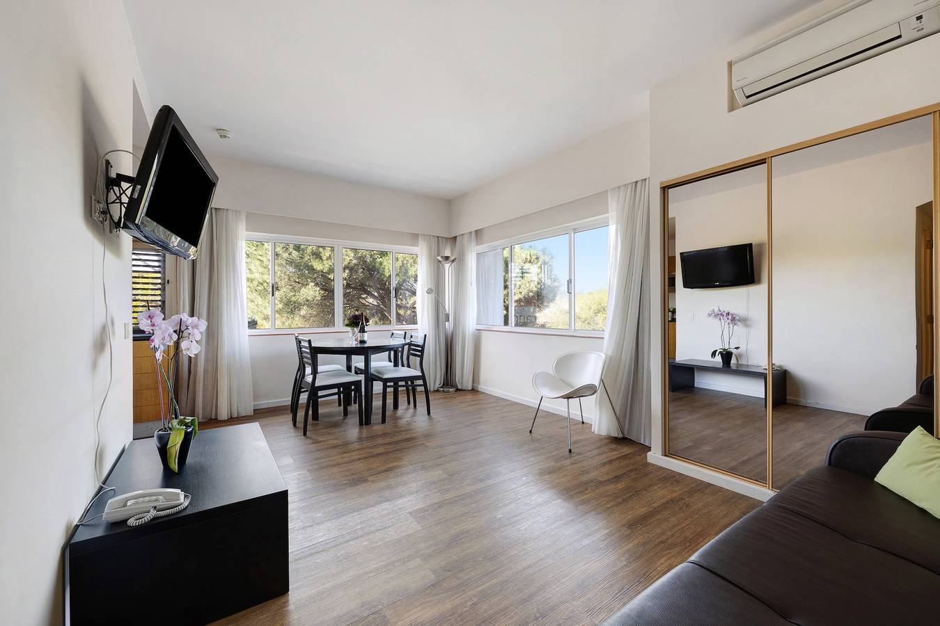 Apartamento entero, Apartamento 'T1 Atlántico' con vistas a la montaña, piscina, balcón y Wi-Fi in Praia do Alvor, Distrito de Faro