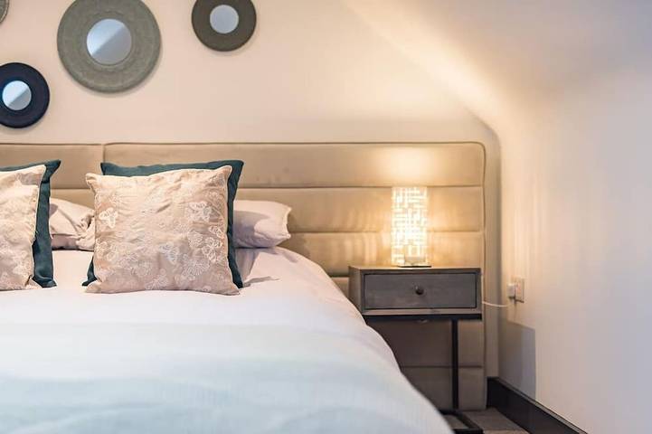 Little Seven Oaks is a one bedroom country retreat set in an ancient woodland. in Greensands Ridge, Broomfield and Kingswood