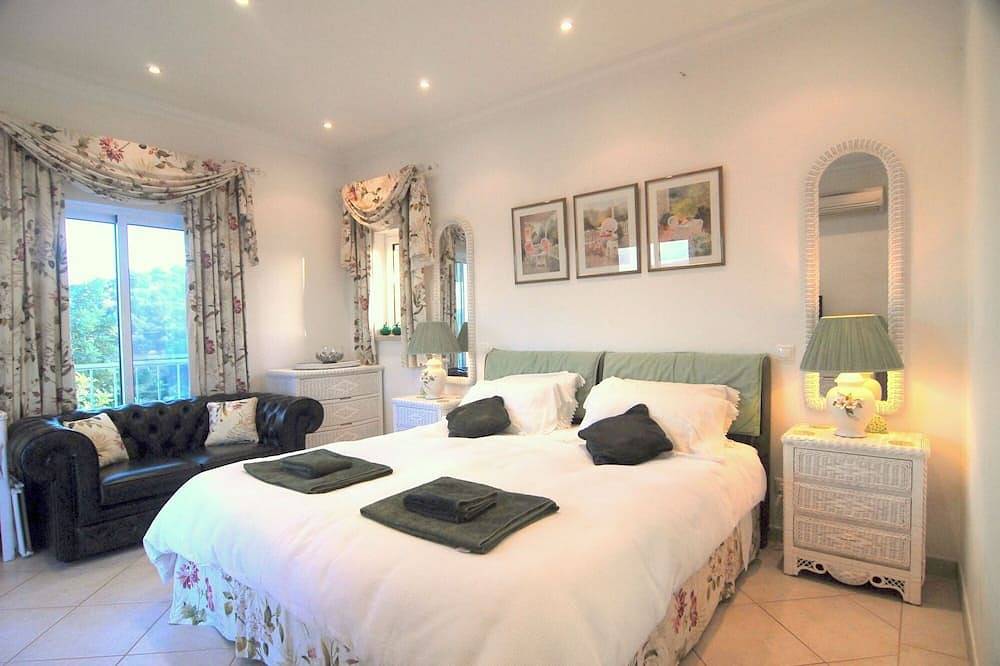 Escape & Unwind in Elegance with Large Private Pool & Amazing Views (Free Wi-Fi) in São Brás de Alportel, Faro Distrikt
