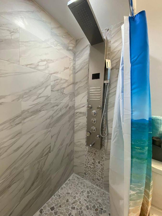Mazor Luxury Three Bedrooms Vacation Home in Hollywood (FL), Broward County