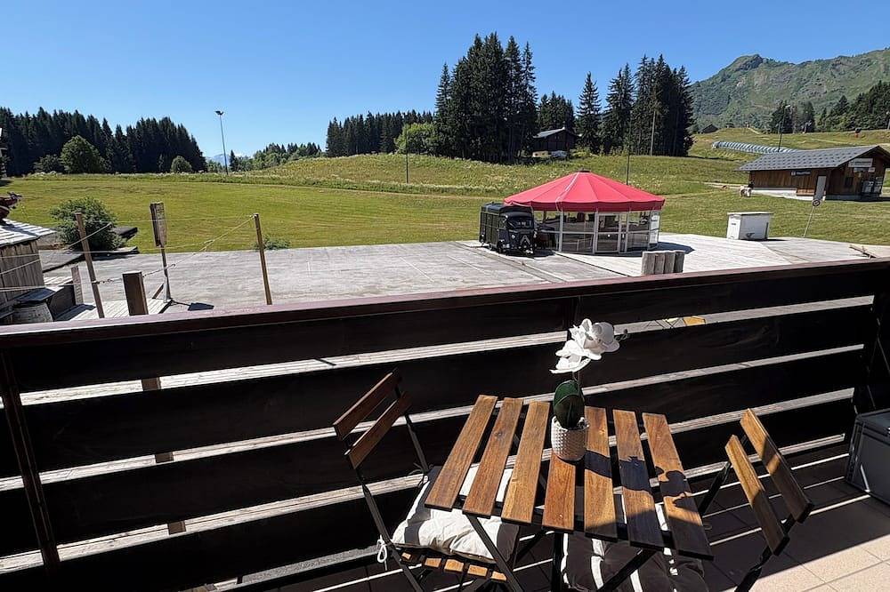 Entire apartment, Cosy mountain apartment at the foot of the slopes for 4 people + 1 baby in Le Praz de Lys, Taninges