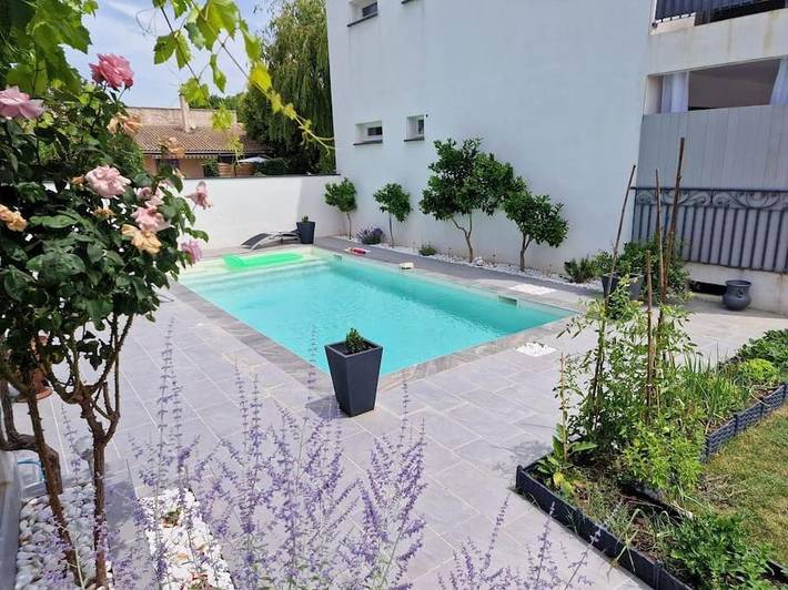 Gîte pour 5 personnes, avec piscine et vue ainsi que bassin pour enfant et jardin à Ribaute-les-Tavernes