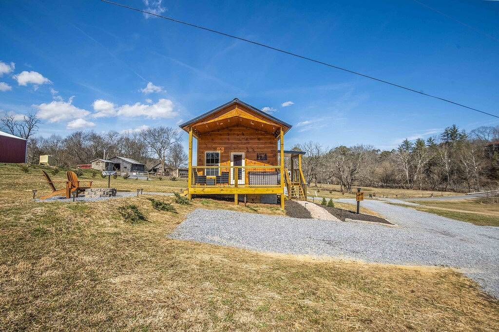 ⛰Romantic Tiny Home - Wi-Fi & Hot Tub & Fire Pit in Douglas Lake