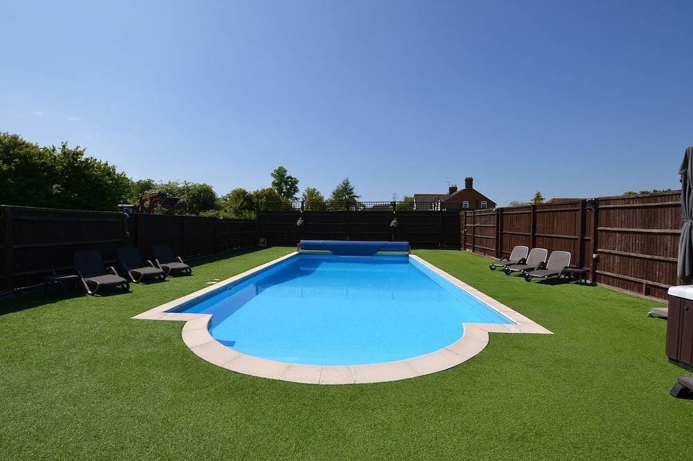 The Pool House studio chalet with pool and hot tub in Chinnor, Chiltern Hills
