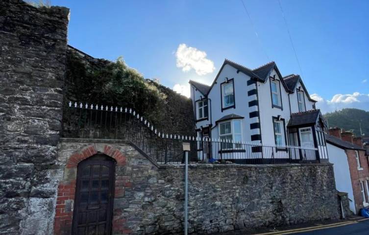 Holiday rental for 8 people, with balcony and garden as well as view in Llangollen