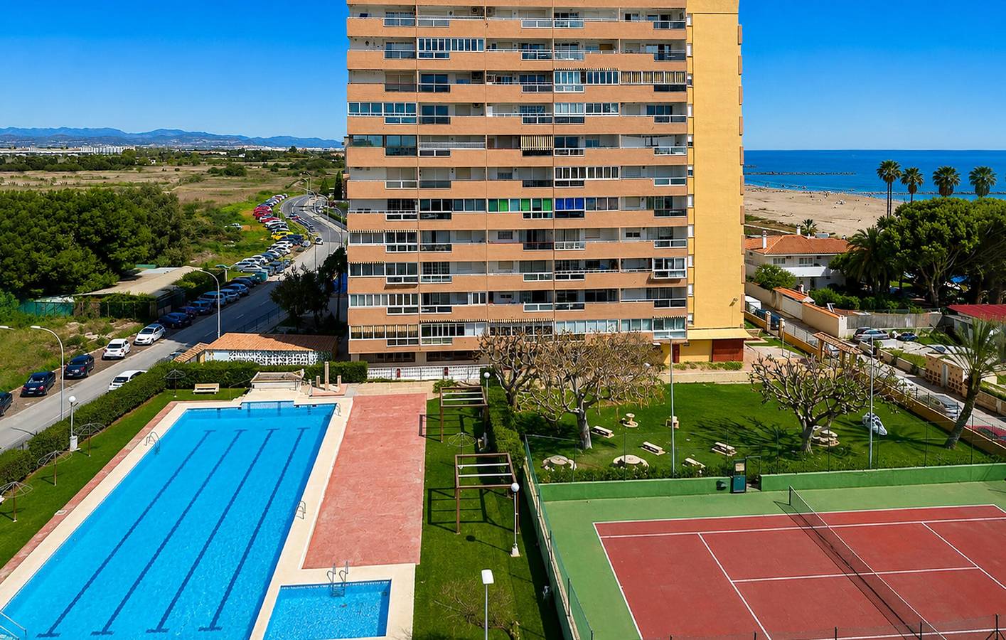 Apartamento vacacional entero, Acogedor apartamento con vistas al mar, piscina, aire acondicionado y cocina americana - A 1000 m de la playa in Playa Puebla de Farnals, El Puig