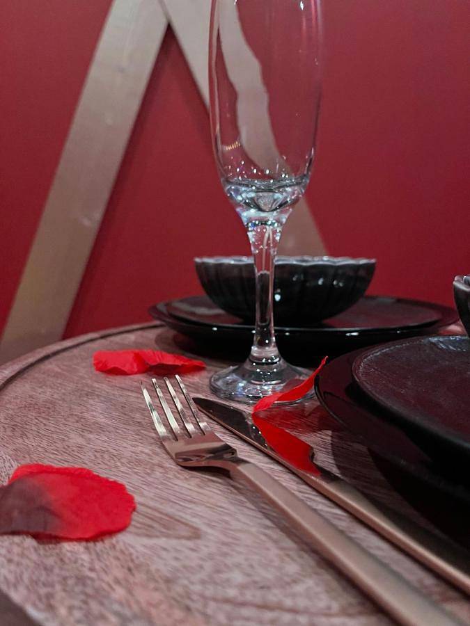 Le boudoir rouge - Loveroom luxueuse pour couples in La Ferté-Gaucher, Seine-et-Marne