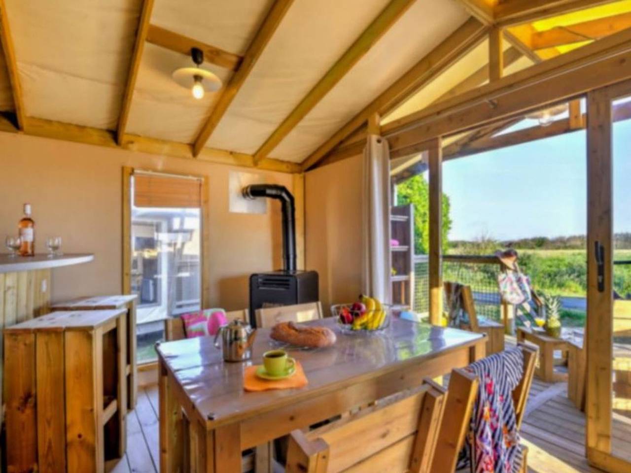 Tente en toile et bois avec terrasse pour 4 personnes in Sainte-Marie-du-Mont, Région de Cherbourg