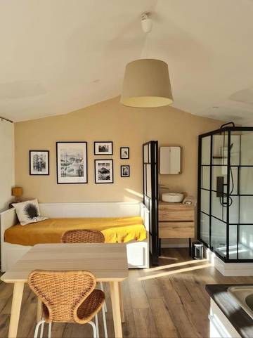 Gîte pour 2 personnes, avec vue et piscine ainsi que terrasse et jardin à Orsan