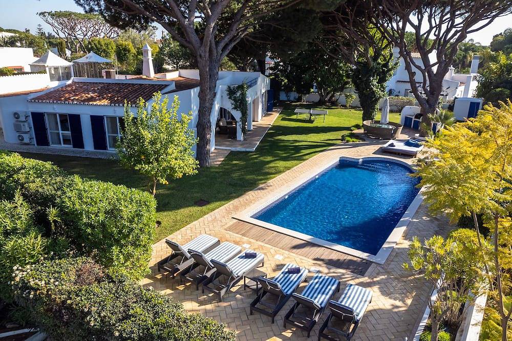 4 Bedrooms all en-suite, magnificent garden and pool area in Vale do Lobo, Almancil