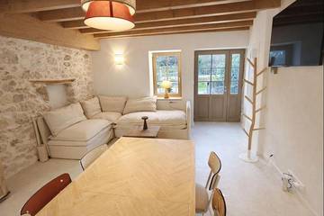 Location de vacances pour 6 personnes, avec sauna ainsi que vue et jardin à Conjux