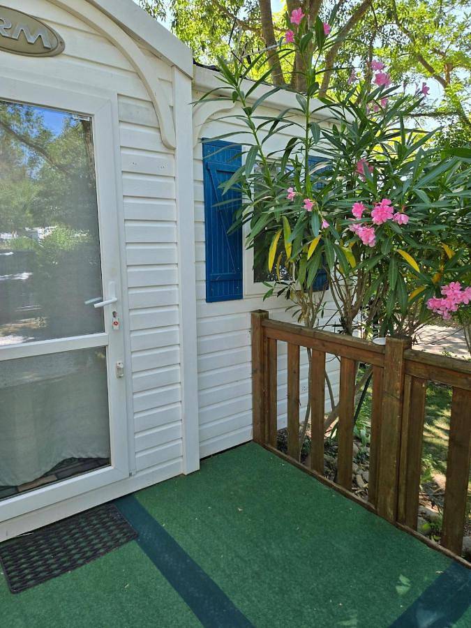 Camping pour 6 personnes, avec vue ainsi que jardin et piscine, adapté aux familles à La Roque-d'Anthéron - 2