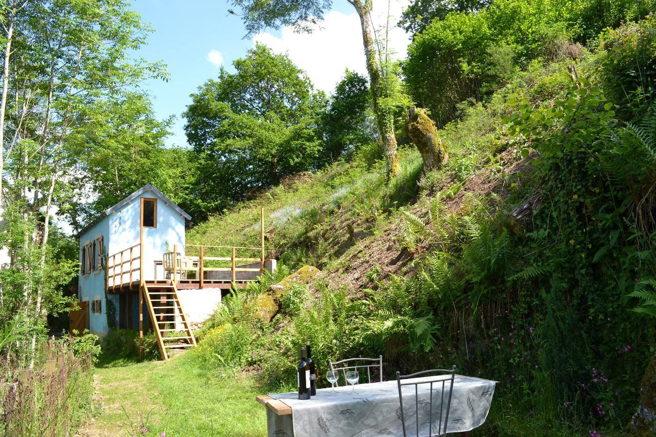 La Petite Maison Bleue au Viaduc des Fades in Les Ancizes-Comps, Puy-de-Dôme