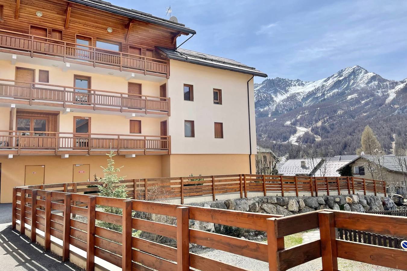 Appartement entier, Balcon & calme face aux cimes in Le Monêtier-les-Bains, Serre Chevalier