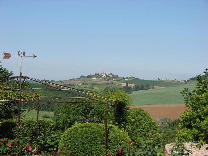 Location de vacances pour 2 personnes, avec vue ainsi que jardin et piscine à Pinel-Hauterive - 2