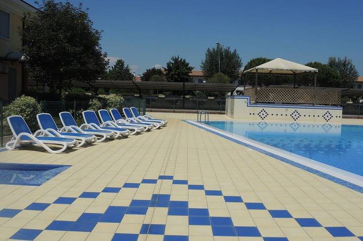 Ferienpark für 4 Personen, mit Terrasse und Garten sowie Pool in Bibione