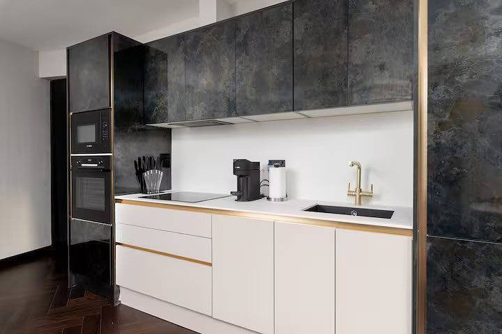 Entire vacation apartment, Near Transport - Hot tub - Fireplace - Sleeps 2 in Edinburgh, Edinburgh and Lothian