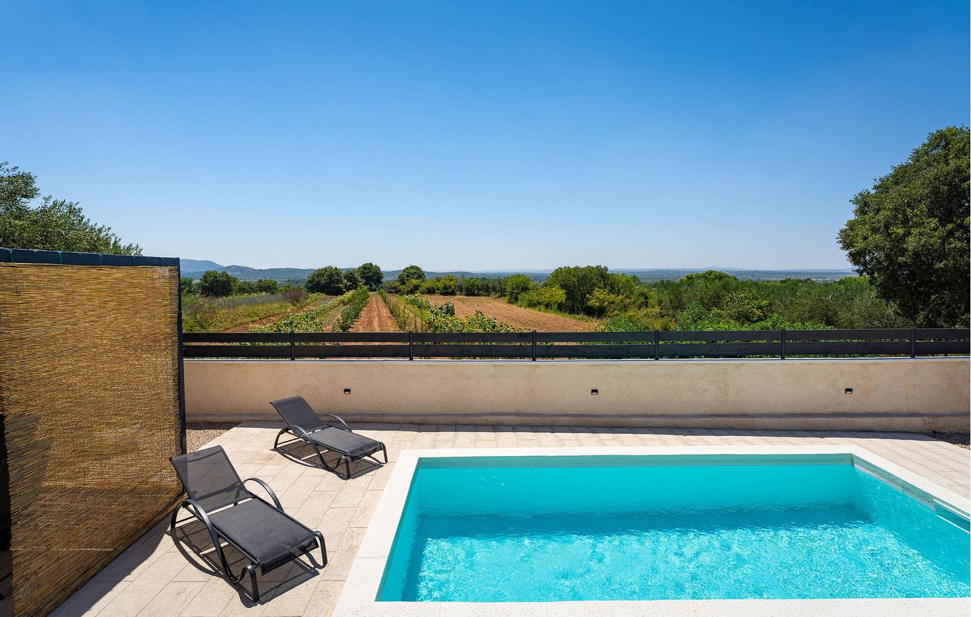Geräumige 105 m² große Wohnung mit Pool, Terrasse und WLAN in Grad Benkovac, Zadar