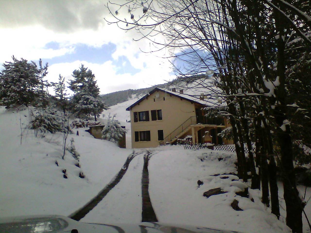 Entire apartment, Charming apartment with lake and mountain view – 75 m² in Fontrabiouse, Parc naturel régional des Pyrénées catalanes