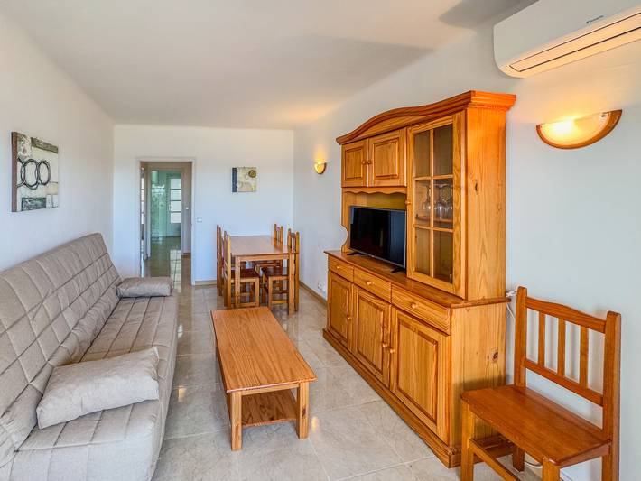 Entire apartment, Holiday apartment for 6 people with terrace in Platja de Sant Margarida (Roses), Roses