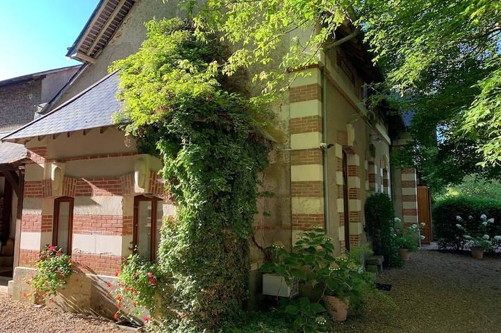 Gîte pour 14 personnes, avec jardin dans Saint-Cyr-du-Gault