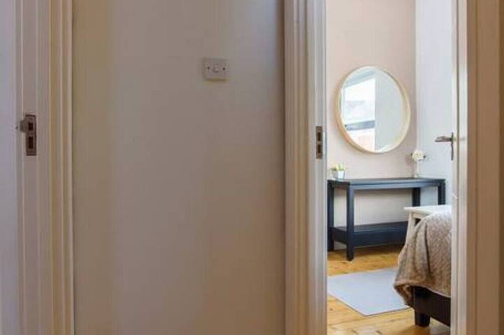 Cloudstream Joy - Relax in the City | 2 Bed Duplex House w/Hot Tub in Cardiff, Cardiff und Umgebung