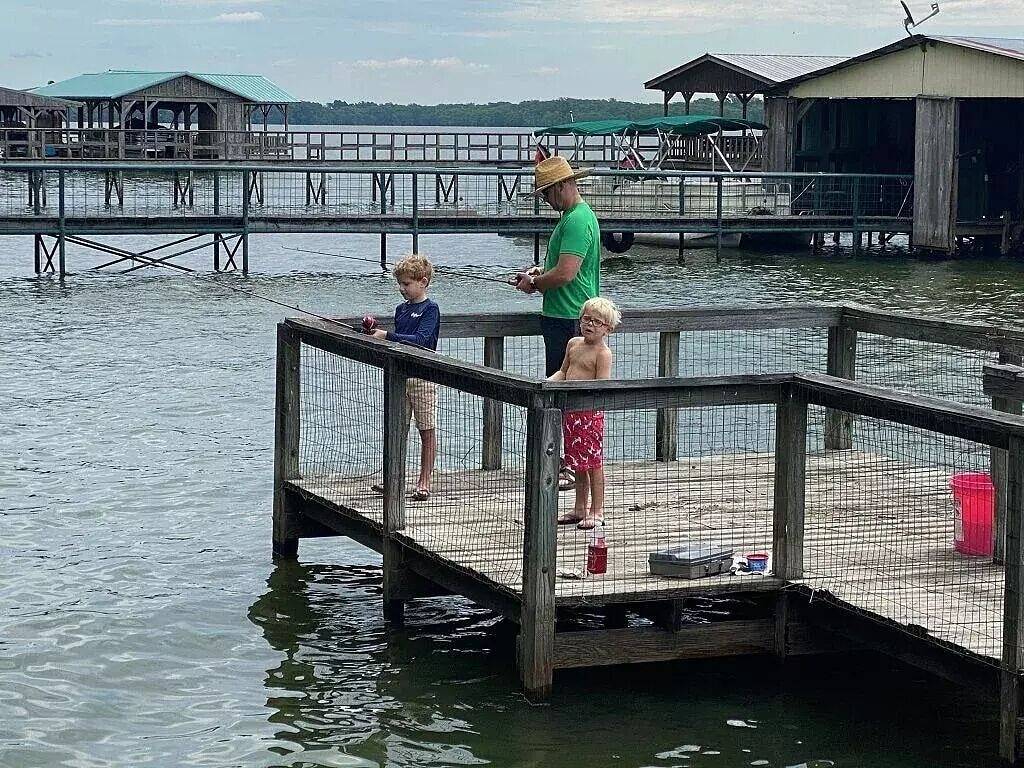 Quiet Waterfront Lakehouse with pier. Kid friendly. Natchez close by. in Concordia Parish