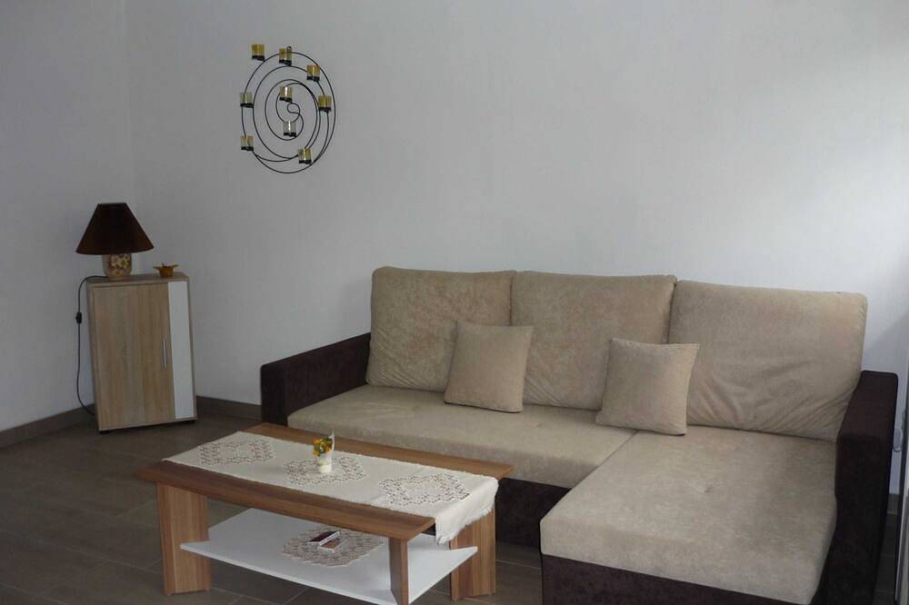 Wohnung 1 - Horn: Urlaub im Reetdachhaus in Schleswig-Holstein in Silberstedt, Grünes Binnenland