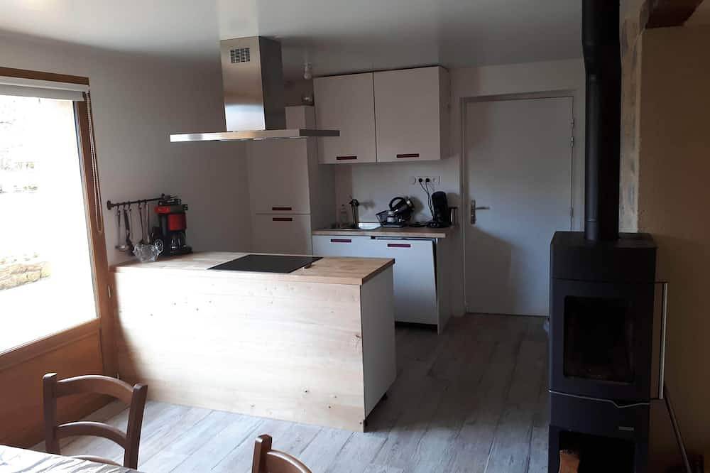 3-bedroom chalet in serene Cardaillac with cool Ac breeze in Cardaillac, Lot