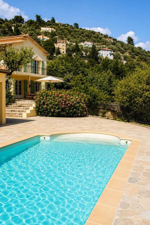 Maison de vacances pour 4 personnes, avec Balcon et Terrasse ainsi que Jardin et Piscine à Tourrette-Levens