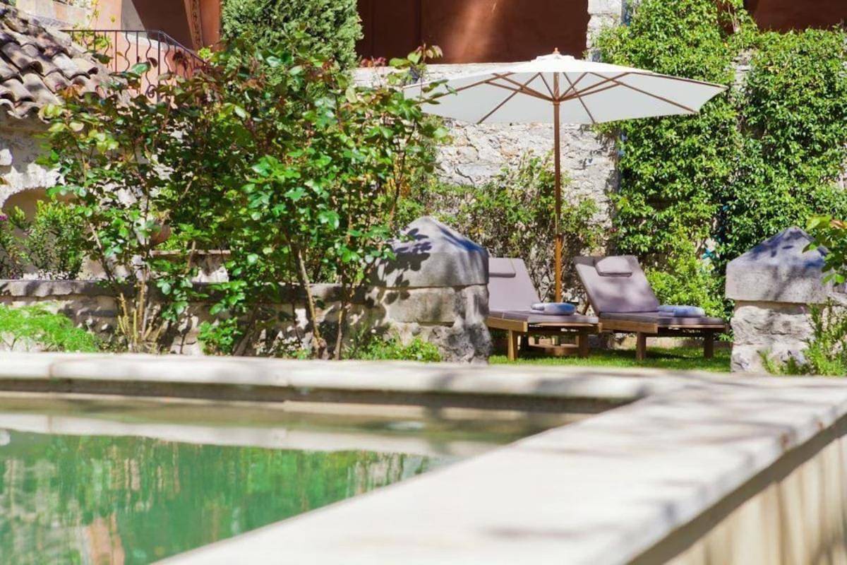 Elegant Town house-sleeps 14 in Saint-Hippolyte-du-Fort, Parc national des Cévennes
