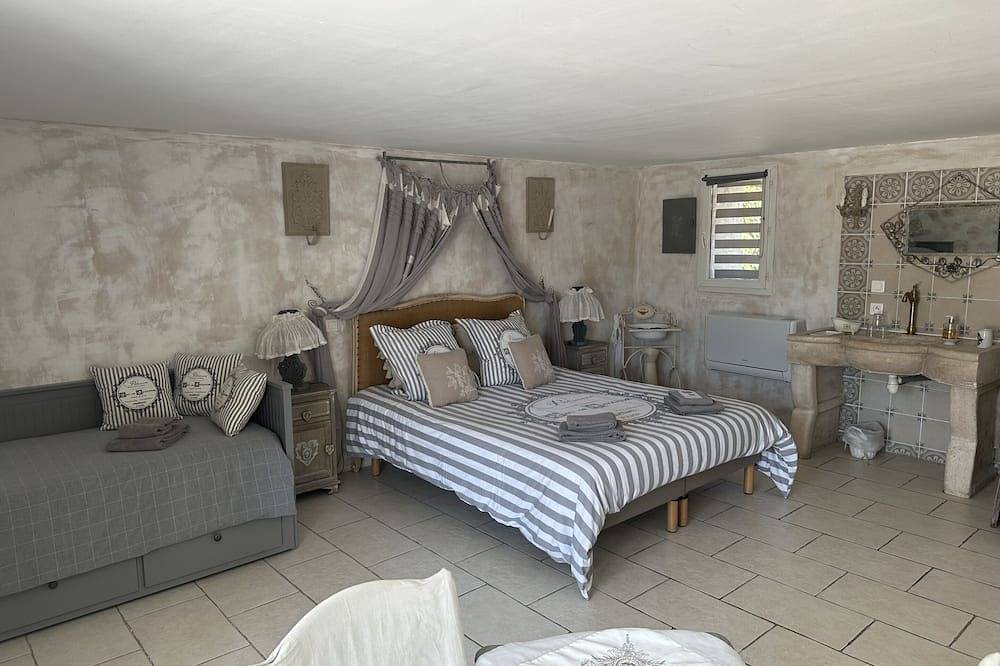 Dreibettzimmer-Komfort-Ensuite-Gartenblick in Bouc-Bel-Air, Mittelmeerküste (Frankreich)