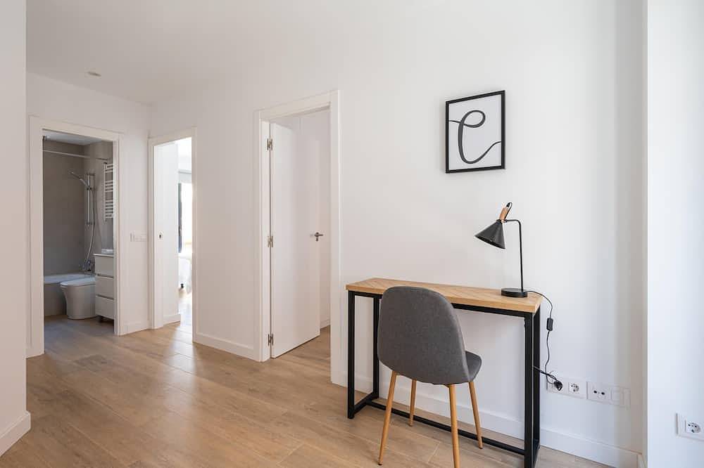 Entire apartment, Cuatro Caminos - 2 Bedrooms in Tetuán, Madrid