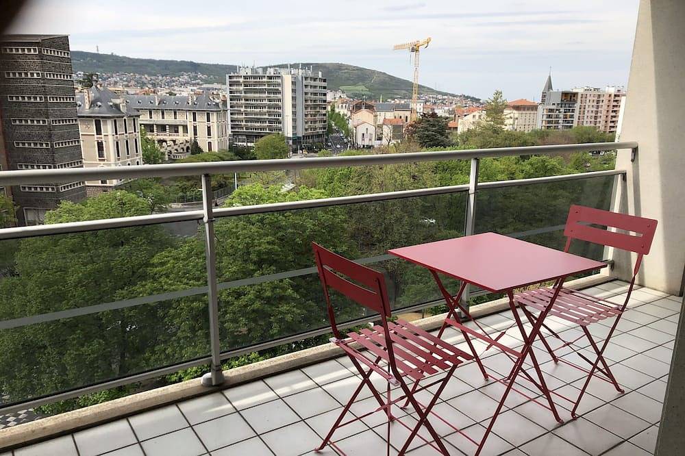 Appartement entier, F1 with open view, 6m2 terrace, Wifi in Clermont-Ferrand, Parc naturel régional des Volcans d'Auvergne