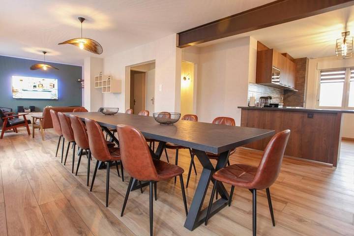 Location de vacances pour 12 personnes, avec sauna ainsi que vue et jardin à Champdray